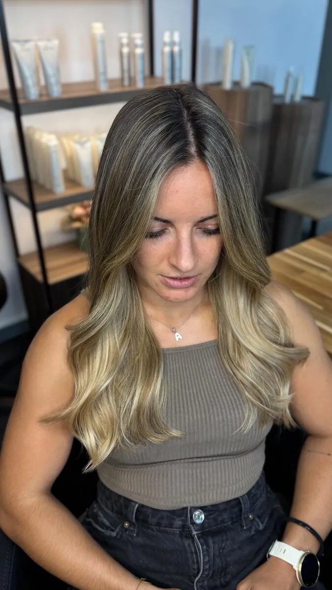 Clienta con mechas rubias naturales